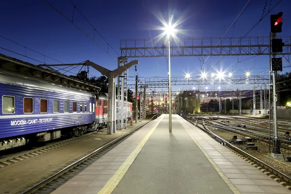 Zug auf dem Leningrader Bahnhof in der Nacht -- ist einer der neun Hauptbahnhöfe von Moskau, Russland — Stockfoto