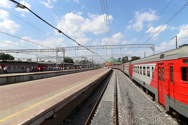 Treno sulla stazione ferroviaria Leningradski- è una delle nove principali stazioni ferroviarie di Mosca, Russia — Foto Stock