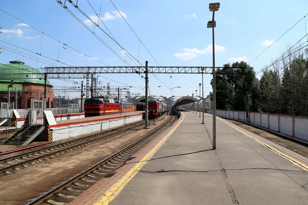 Treno sulla stazione ferroviaria Leningradski- è una delle nove principali stazioni ferroviarie di Mosca, Russia — Foto Stock