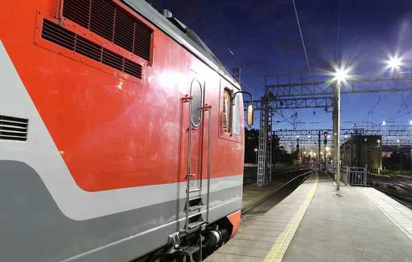 Train sur la gare de Leningrad la nuit est l'une des neuf principales gares de Moscou, Russie — Photo