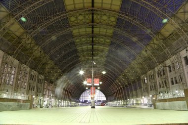 Kiyevskaya tren istasyonu (Kiyevsky demiryolu terminali, Kievskiy vokzal) gece--Moskova, Rusya'nın dokuz ana tren istasyonları biridir