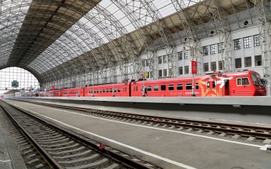 Kiyevskaya tren istasyonu (Kiyevsky demiryolu terminali, Kievskiy vokzal)--Aeroexpress kırmızı trende Moskova, Rusya'nın dokuz ana tren istasyonları biridir