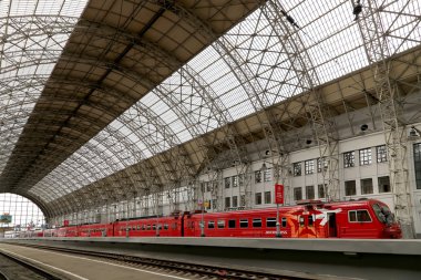 Kiyevskaya tren istasyonu (Kiyevsky demiryolu terminali, Kievskiy vokzal)--Aeroexpress kırmızı trende Moskova, Rusya'nın dokuz ana tren istasyonları biridir