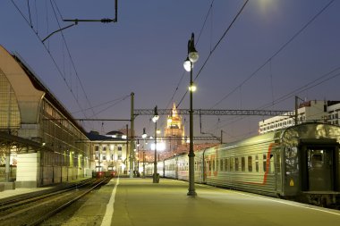 Kiyevskaya tren istasyonu (Kiyevsky demiryolu terminali, Kievskiy vokzal) gece--Moskova, Rusya'nın dokuz ana tren istasyonları biridir