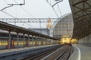 Tren Kiyevskaya demiryolu İstasyonu (Kiyevsky demiryolu terminali, Kievskiy vokzal) üzerinde geceleri, Moskova, Rusya Federasyonu