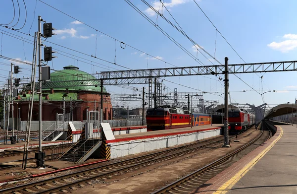 Поезд на Ленинградском вокзале - один из девяти главных железнодорожных вокзалов Москвы — стоковое фото