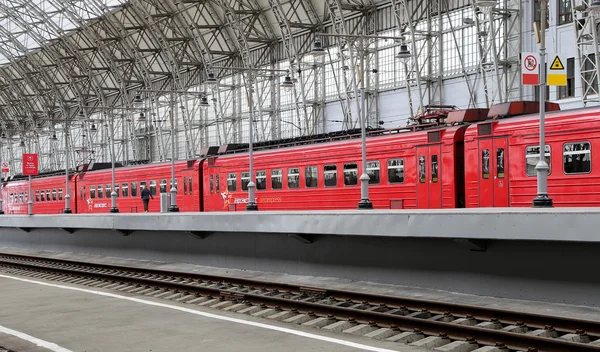 Kiyevskaya 火车站 (Kiyevsky 铁路终端，Kievskiy vokzal) — — 红色的机场快线列车是莫斯科，俄罗斯的 9 个主要铁路站之一 — 图库照片
