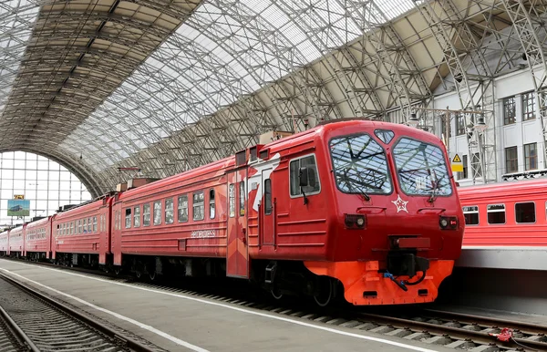 Aeroexpress tren rojo en la estación de tren de Kiyevskaya (terminal de ferrocarril de Kiyevsky, Kievskiy vokzal) es una de las nueve principales estaciones de tren de Moscú, Rusia — Foto de Stock