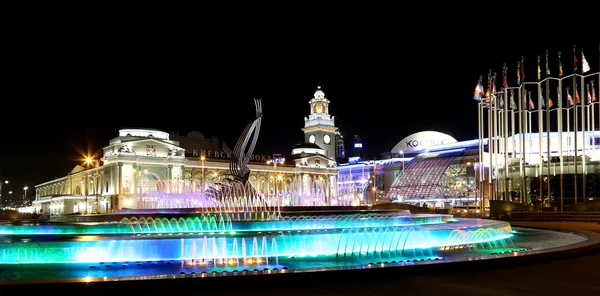 Plaza de Europa, Fuente animada y estación de tren de Kiyevskaya iluminada por la noche, Moscú, Rusia — Foto de Stock