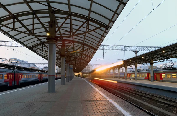 Tren en la estación de tren de Kiyevskaya (terminal de ferrocarril de Kiyevsky, Kievskiy vokzal) por la noche, Moscú, Rusia — Foto de Stock