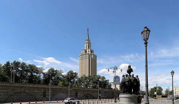 Пам'ятник засновникам російські залізні дороги на Kazansky залізничному терміналу (автор Салават Щербаков), Москва, Росія. — стокове фото