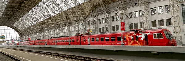 Aeroexpress trem vermelho na estação ferroviária Kiyevskaya (Kiyevsky terminal ferroviário, Kievskiy vokzal) é uma das nove principais estações ferroviárias de Moscou, Rússia — Fotografia de Stock