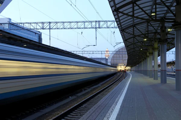 Train sur la gare de Kievskaya (terminal ferroviaire de Kievsky, Kievskiy vokzal) la nuit, Moscou, Russie — Photo