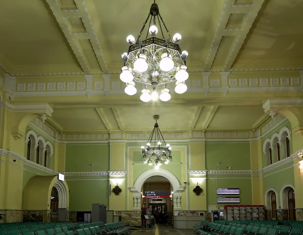The interior of the Rizhsky railway station (Rizhsky vokzal, Riga station) waiting room-- is one of the nine main railway stations in Moscow, Russia. It was built in 1901 — Stock Photo, Image