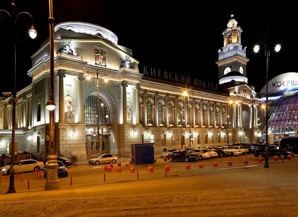 Kiyevskaya railway station  lit at night, Moscow, Russia — Stockfoto