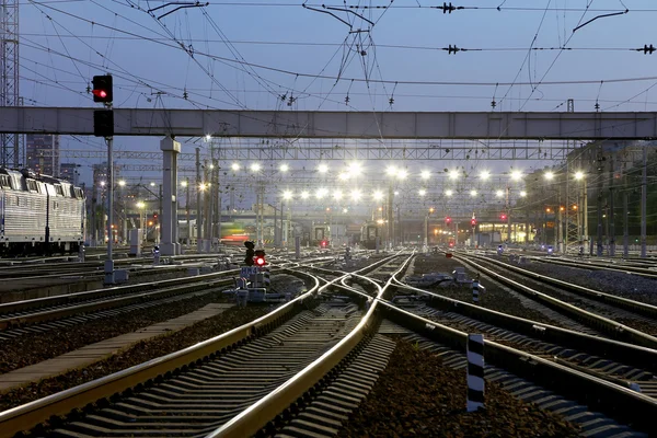 Kiyevskaya stazione ferroviaria (Kiyevsky terminal ferroviario, Kievskiy vokzal) di notte è una delle nove principali stazioni ferroviarie di Mosca, Russia — Foto Stock