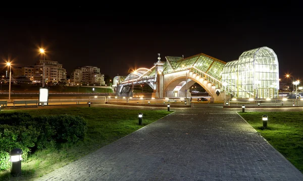 Bridge Bogdan Khmelnitsky (near the Kiyevskaya railway station) lit at night, Moscow, Russia — Zdjęcie stockowe