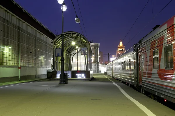 Kievskaïa gare (Kievsky terminal ferroviaire, Kievskiy vokzal) la nuit -- est l'une des neuf principales gares de Moscou, Russie — Photo