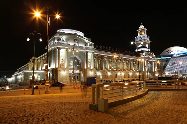 Kijewskaja-Bahnhof nachts beleuchtet, Moskau, Russland — Stockfoto