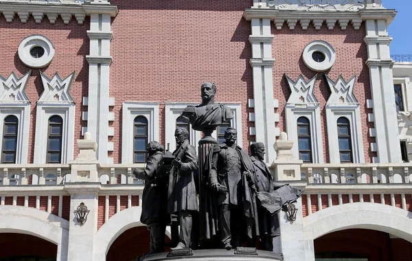 Monument to the founders of Russian Railways at the Kazansky railway terminal (Author Salavat Shcherbakov), Moscow, Russia. — Stock Photo, Image