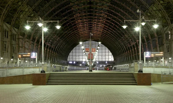 Kiyevskaya treinstation (Kiyevsky spoorweg terminal, Kievskiy vokzal) nachts--is een van de negen belangrijkste treinstations van Moskou, Rusland — Stockfoto