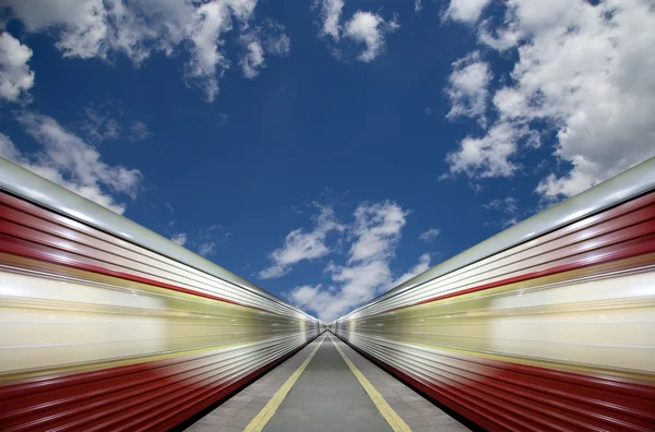 모션 블러 (하늘에 대 한 야외와 고속 열차) — 스톡 사진
