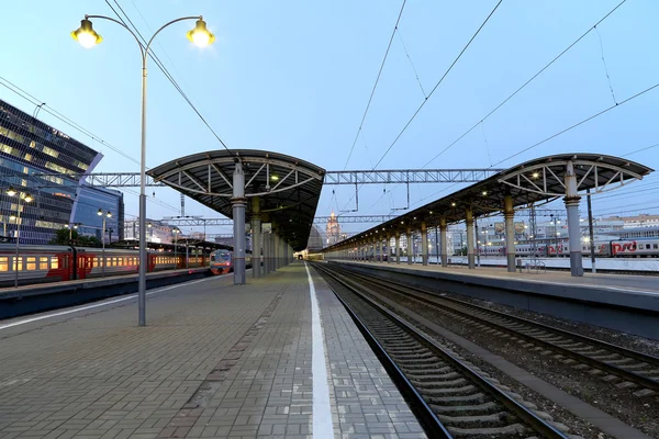 รถไฟที่สถานีรถไฟเคียฟสกายา (สถานีรถไฟเคียฟสกี้, เคียฟสกี้ ซาลาซาล) ในเวลากลางคืน, มอสโก, รัสเซีย — ภาพถ่ายสต็อก