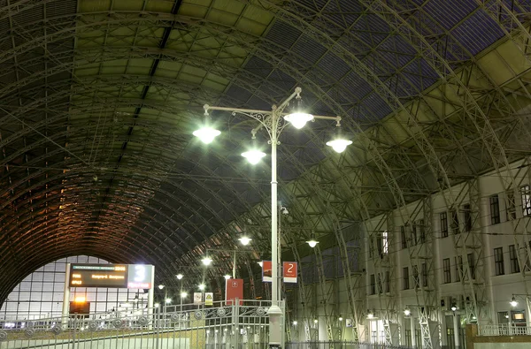 Kiyevskaya estação ferroviária (Kiyevsky terminal ferroviário, Kievskiy vokzal) à noite é uma das nove principais estações ferroviárias de Moscou, Rússia — Fotografia de Stock
