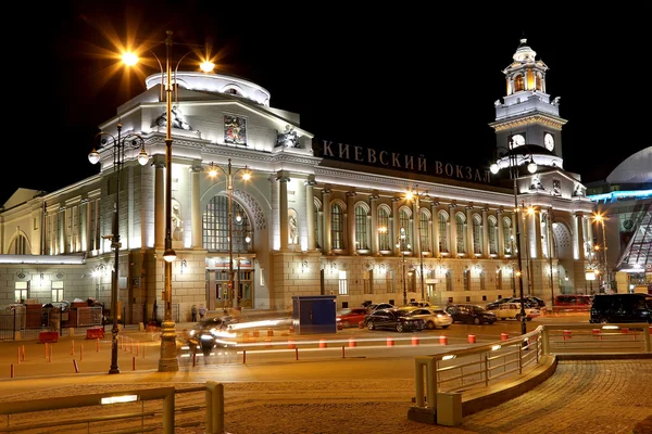 Kiyevskaya railway station  lit at night, Moscow, Russia — ストック写真