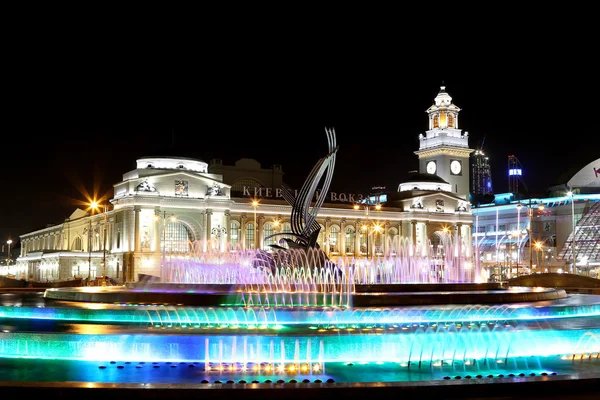 Place d'Europe, fontaine animée et gare de Kievskaïa éclairée la nuit, Moscou, Russie — Photo