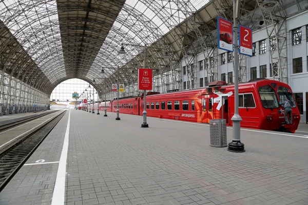 AeroExpress rode trein op Kiyevskaya treinstation (Kiyevsky spoorweg terminal, Kievskiy vokzal)--is een van de negen belangrijkste treinstations van Moskou, Rusland Stockafbeelding