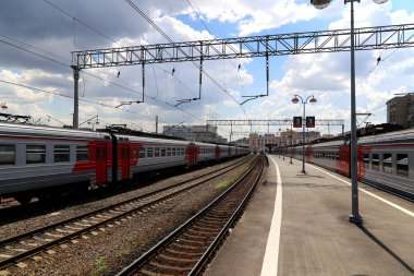 Tren Moskova yolcu platformda (Savelovsky tren istasyonu) Rusya'nın Moskova kentinde dokuz ana tren istasyonları biridir