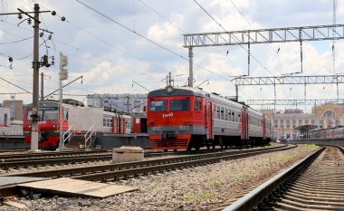 Tren Moskova yolcu platformda (Savelovsky tren istasyonu) Rusya'nın Moskova kentinde dokuz ana tren istasyonları biridir