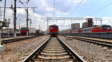 Tren Moskova yolcu platformda (Savelovsky tren istasyonu) Rusya'nın Moskova kentinde dokuz ana tren istasyonları biridir