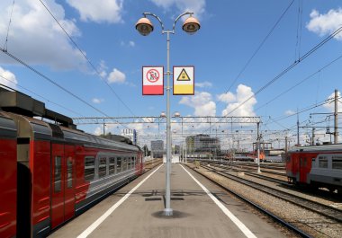 Tren Moskova yolcu platformda (Savelovsky tren istasyonu) Rusya'nın Moskova kentinde dokuz ana tren istasyonları biridir