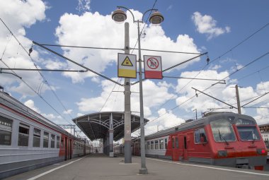 Tren Moskova yolcu platformda (Savelovsky tren istasyonu) Rusya'nın Moskova kentinde dokuz ana tren istasyonları biridir