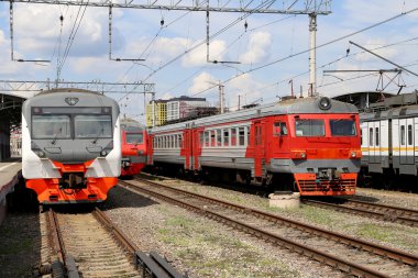 Tren Moskova yolcu platformda (Savelovsky tren istasyonu) Rusya'nın Moskova kentinde dokuz ana tren istasyonları biridir