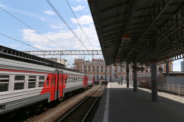 Tren Moskova yolcu platformda (Savelovsky tren istasyonu) Rusya'nın Moskova kentinde dokuz ana tren istasyonları biridir