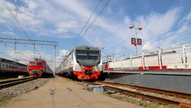 Tren Moskova yolcu platformda (Savelovsky tren istasyonu) Rusya'nın Moskova kentinde dokuz ana tren istasyonları biridir