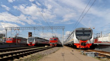 Tren Moskova yolcu platformda (Savelovsky tren istasyonu) Rusya'nın Moskova kentinde dokuz ana tren istasyonları biridir