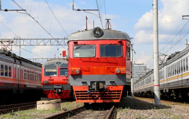 Tren Moskova yolcu platformda (Savelovsky tren istasyonu) Rusya'nın Moskova kentinde dokuz ana tren istasyonları biridir