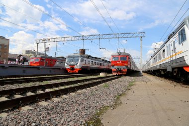 Tren Moskova yolcu platformda (Savelovsky tren istasyonu) Rusya'nın Moskova kentinde dokuz ana tren istasyonları biridir