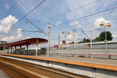 Tren Moskova yolcu platformda (Savelovsky tren istasyonu) Rusya'nın Moskova kentinde dokuz ana tren istasyonları biridir