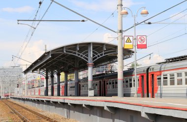 Tren Moskova yolcu platformda (Savelovsky tren istasyonu) Rusya'nın Moskova kentinde dokuz ana tren istasyonları biridir