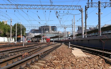 Tren Moskova yolcu platformda (Belorussky tren istasyonu) Rusya'nın Moskova kentinde dokuz ana tren istasyonları biridir