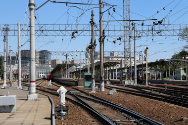 Tren Moskova yolcu platformda (Belorussky tren istasyonu) Rusya'nın Moskova kentinde dokuz ana tren istasyonları biridir