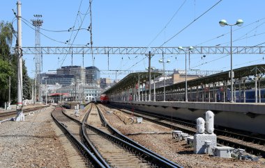 Tren Moskova yolcu platformda (Belorussky tren istasyonu) Rusya'nın Moskova kentinde dokuz ana tren istasyonları biridir