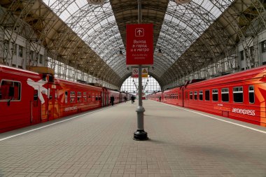 Kiyevskaya tren istasyonu (Kiyevsky demiryolu terminali, Kievskiy vokzal)--Aeroexpress kırmızı trende Moskova, Rusya'nın dokuz ana tren istasyonları biridir
