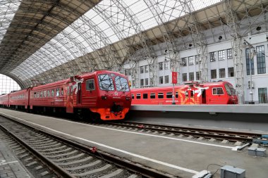 Kiyevskaya tren istasyonu (Kiyevsky demiryolu terminali, Kievskiy vokzal)--Aeroexpress kırmızı trende Moskova, Rusya'nın dokuz ana tren istasyonları biridir