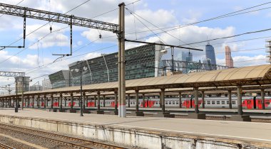 Kiyevskaya tren istasyonu (Kiyevsky demiryolu terminali, Kievskiy vokzal)--trende Moskova, Rusya'nın dokuz ana tren istasyonları biridir
